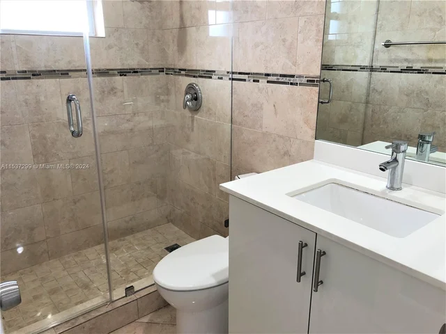 8033 Lake Dr # 203, Doral FL 33166