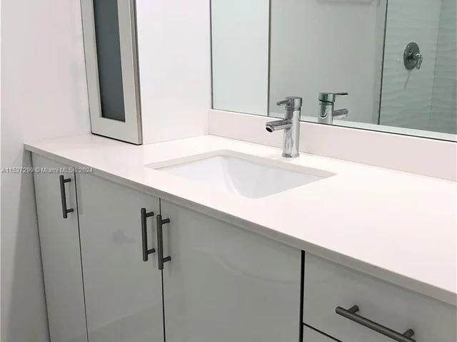 8033 Lake Dr # 203, Doral FL 33166