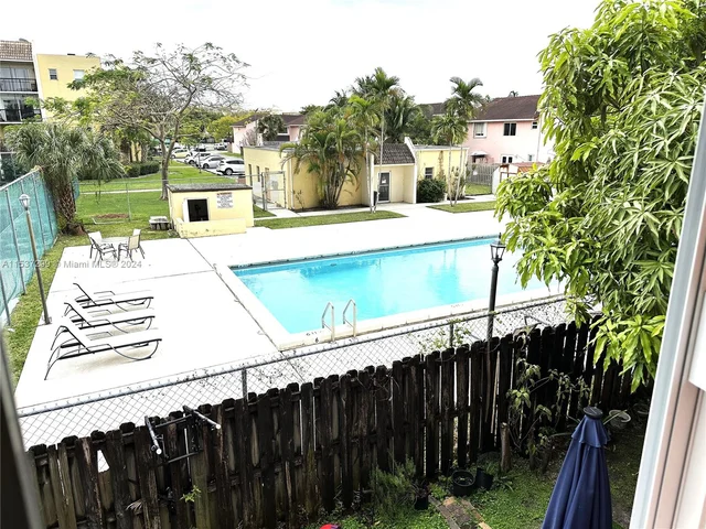 8033 Lake Dr # 203, Doral FL 33166