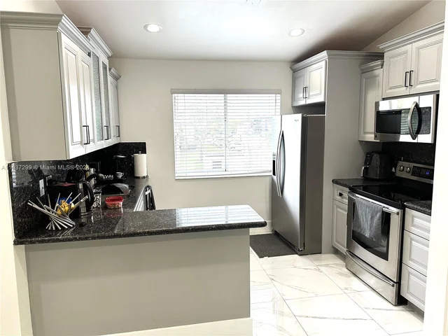 8033 Lake Dr # 203, Doral FL 33166