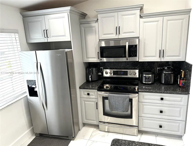 8033 Lake Dr # 203, Doral FL 33166