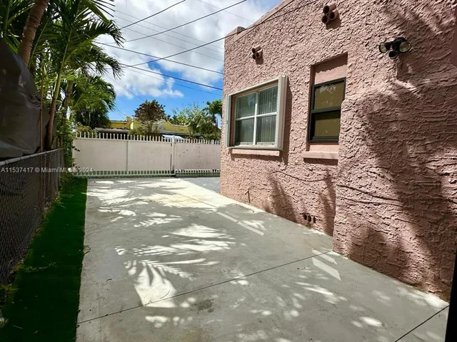 1773 NW 19th St, Miami FL 33125