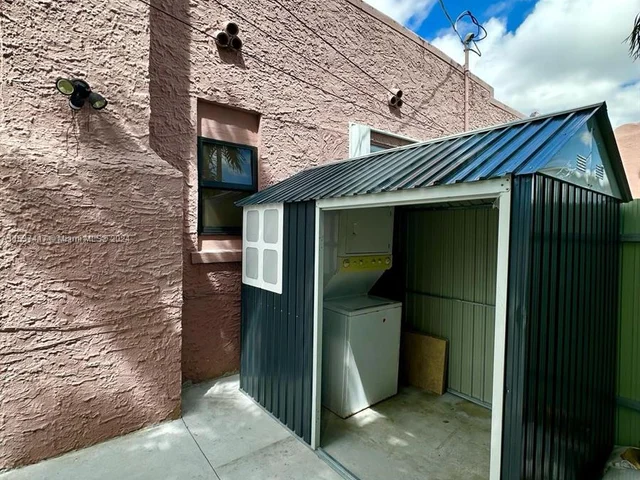 1773 NW 19th St, Miami FL 33125