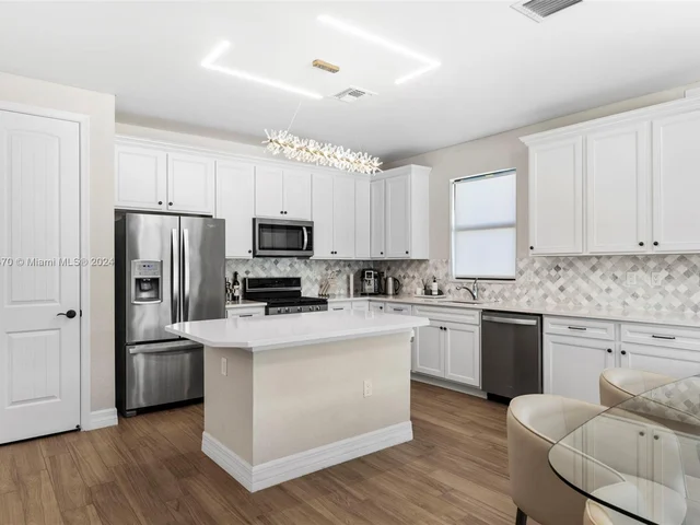 4642 W Pinehurst Trl W, Oakland Park FL 33309