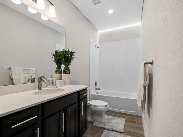 4642 W Pinehurst Trl W, Oakland Park FL 33309