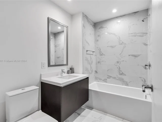 851 NE 1st Ave # 806, Miami FL 33132