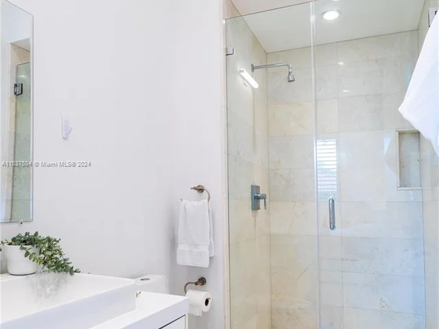 629 Hampton Ln, Key Biscayne FL 33149