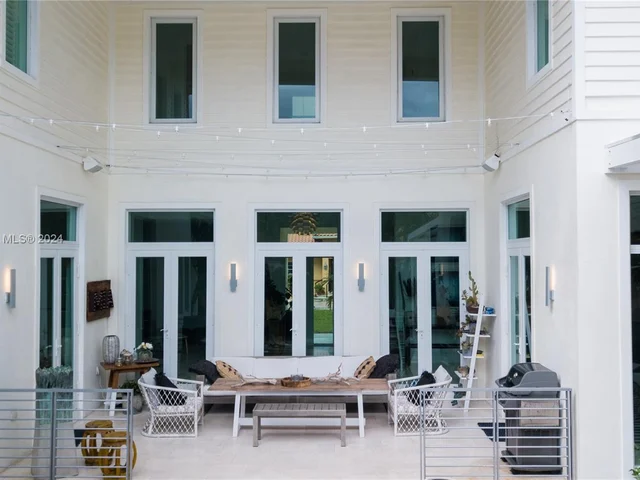 629 Hampton Ln, Key Biscayne FL 33149