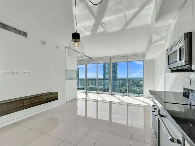 92 SW 3rd St # 4007, Miami FL 33130