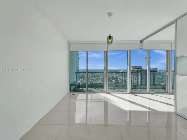 92 SW 3rd St # 4007, Miami FL 33130