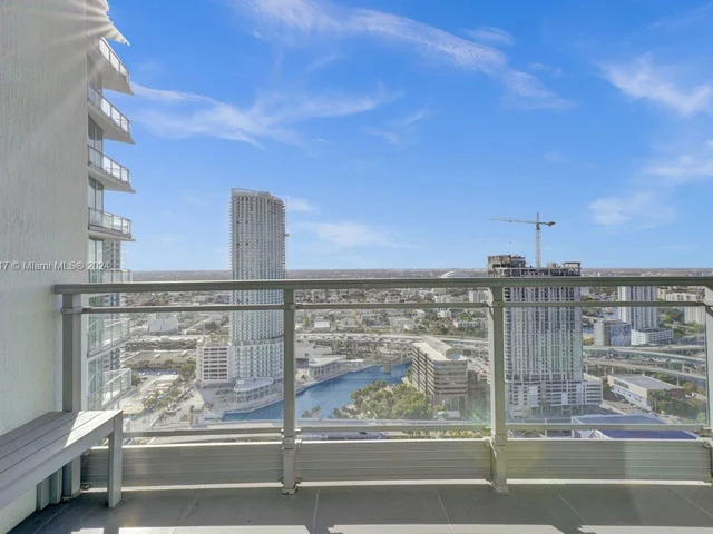 92 SW 3rd St # 4007, Miami FL 33130