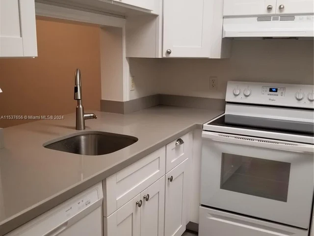 9440 Poinciana Pl # 107, Davie FL 33324