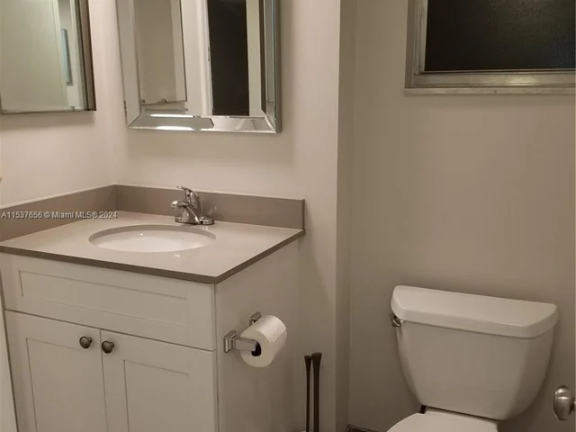 9440 Poinciana Pl # 107, Davie FL 33324