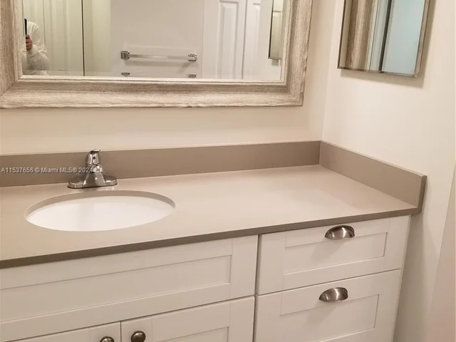 9440 Poinciana Pl # 107, Davie FL 33324