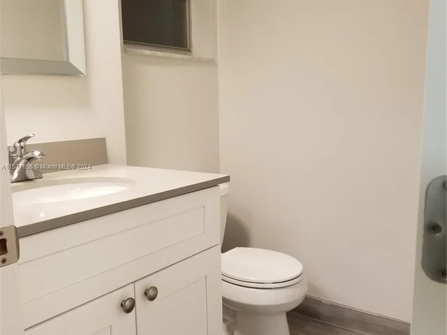 9440 Poinciana Pl # 107, Davie FL 33324