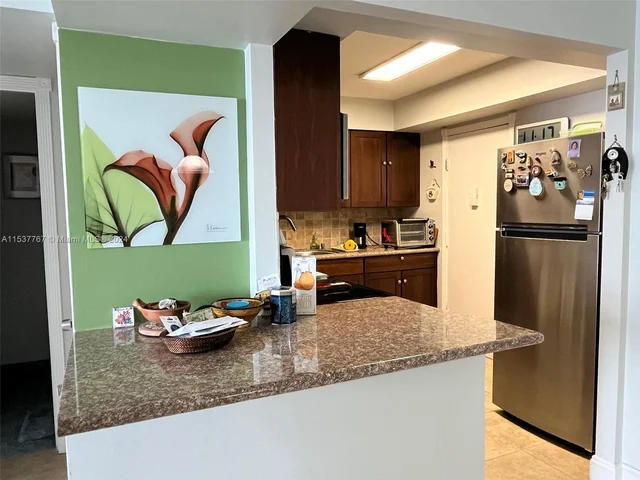 2841 NE 163rd St # 811, North Miami Beach FL 33160