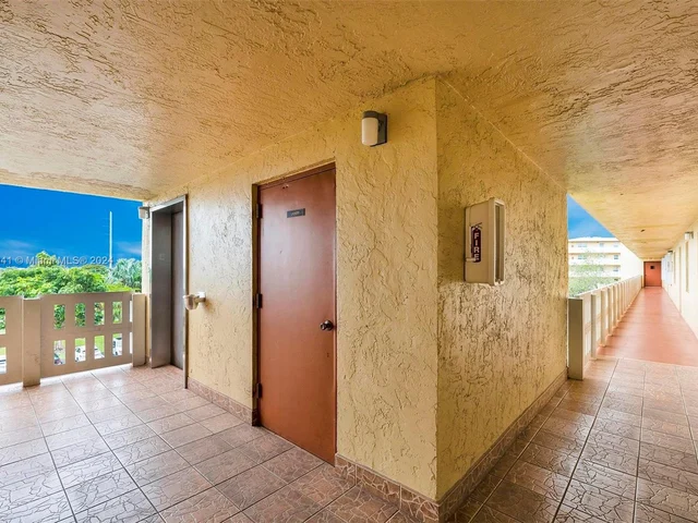 431 SE 3rd St # 402, Dania Beach FL 33004