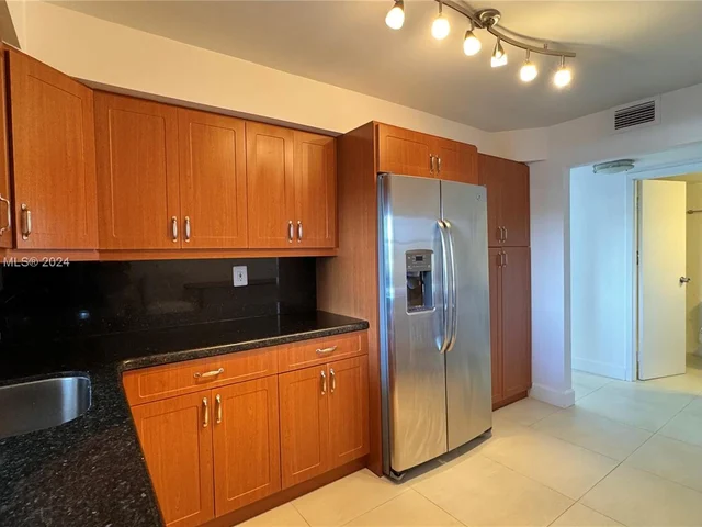 1000 Parkview Dr # 415, Hallandale Beach FL 33009