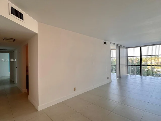 1000 Parkview Dr # 415, Hallandale Beach FL 33009