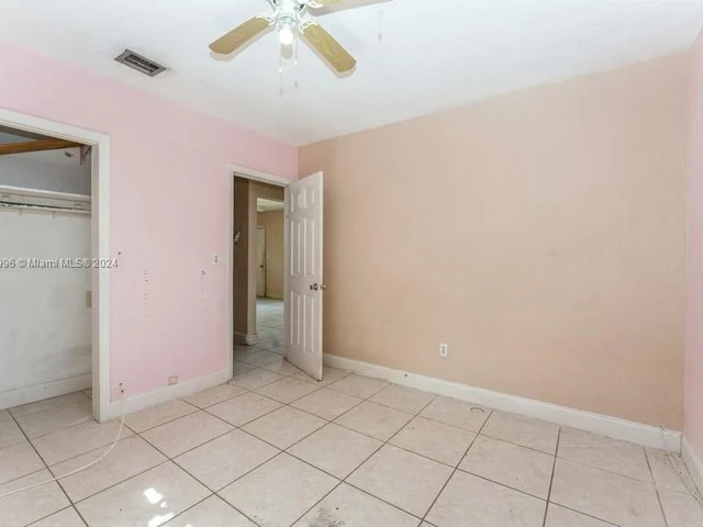 702 E 37th St, Hialeah FL 33013