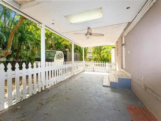 702 E 37th St, Hialeah FL 33013