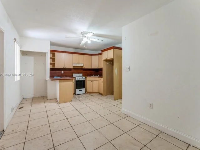 702 E 37th St, Hialeah FL 33013
