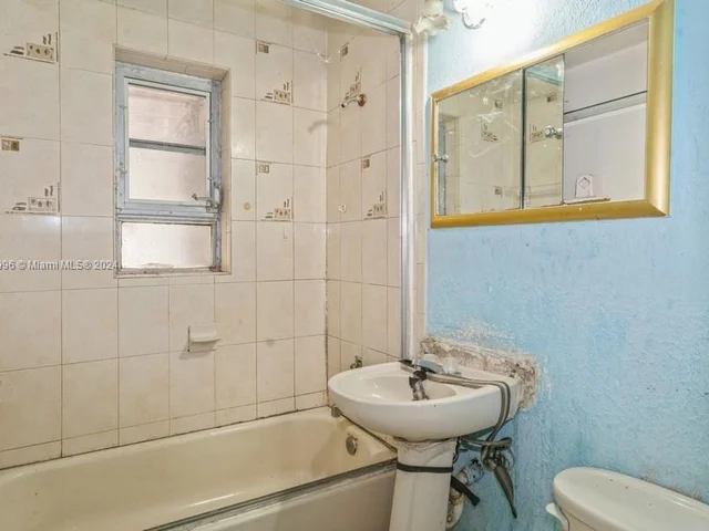 702 E 37th St, Hialeah FL 33013