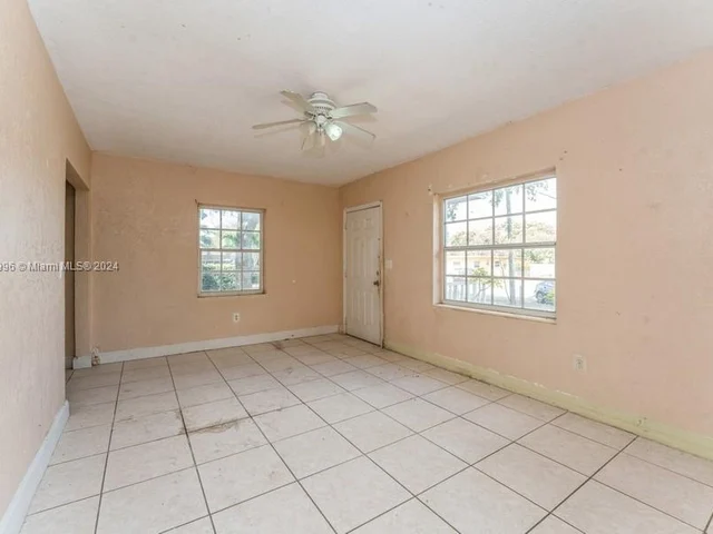 702 E 37th St, Hialeah FL 33013