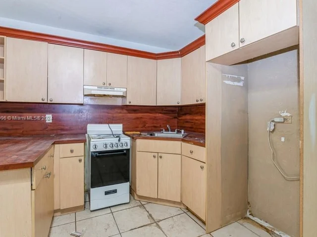 702 E 37th St, Hialeah FL 33013