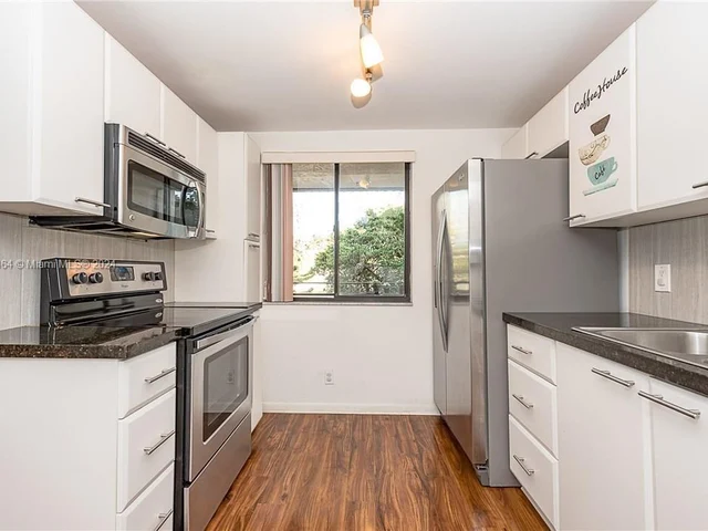 417 Lakeview Dr # 205, Weston FL 33326