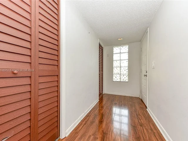 417 Lakeview Dr # 205, Weston FL 33326