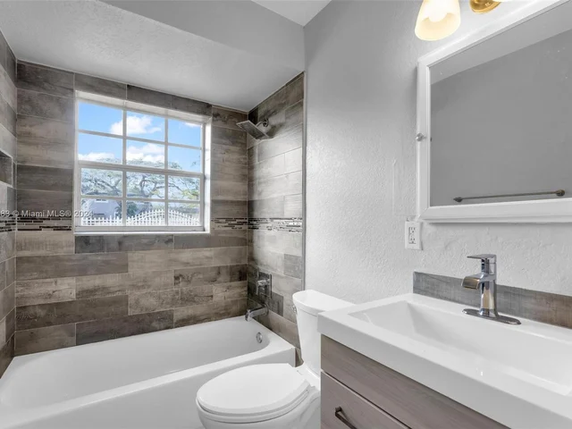 3811 NW 207th St, Miami Gardens FL 33055