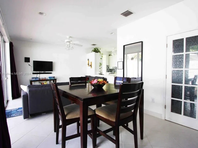 1611 Jackson St, Hollywood FL 33020