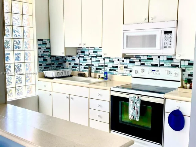 1611 Jackson St, Hollywood FL 33020