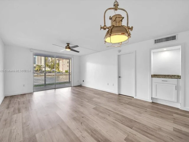 3725 NE 169th St # 105, North Miami Beach FL 33160