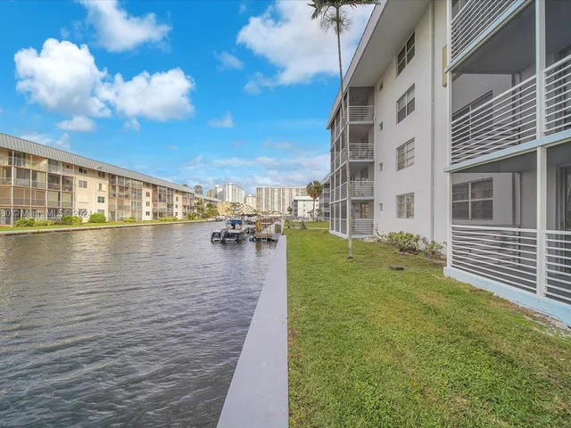 3725 NE 169th St # 105, North Miami Beach FL 33160