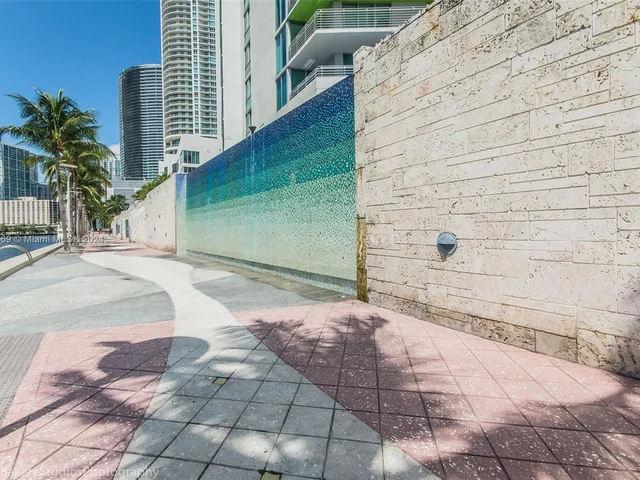 325 S Biscayne Blvd, Miami FL 33131