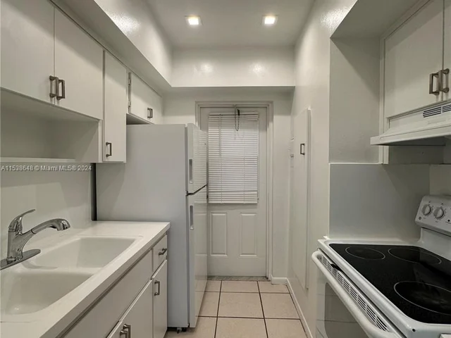 2822 Van Buren St # 208, Hollywood FL 33020