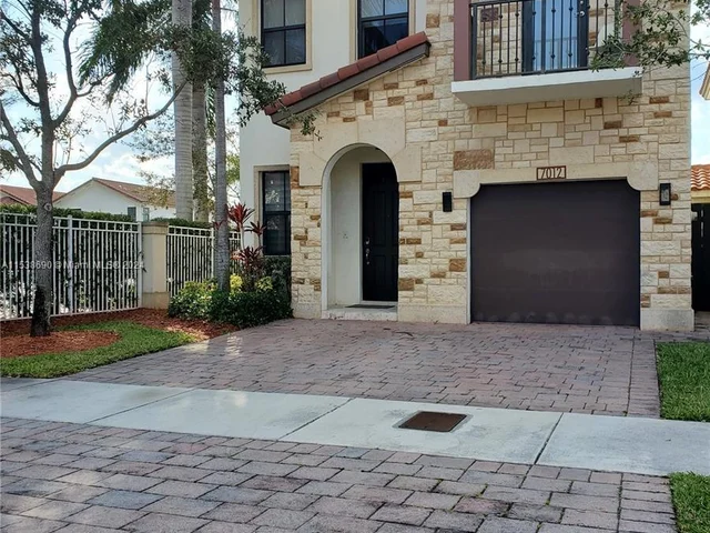 7012 NW 103rd Path, Doral FL 33178