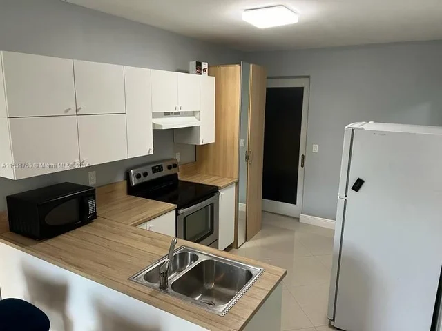 17199 NE 2nd Ct, North Miami Beach FL 33162