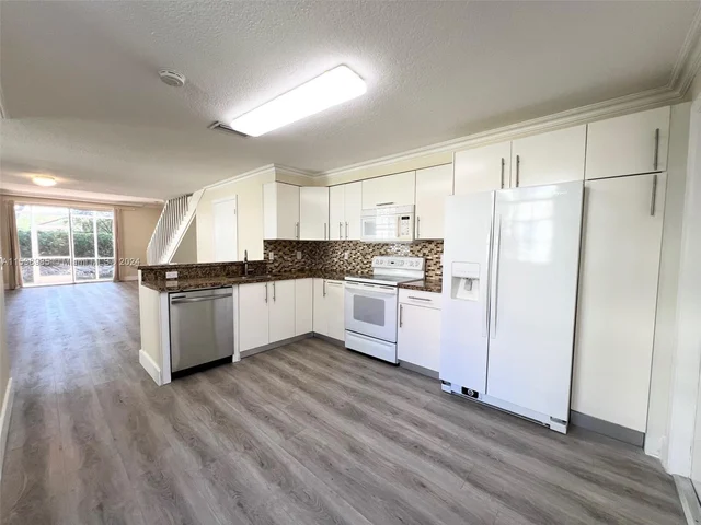 870 Sorrento Dr, Weston FL 33326