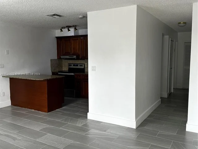 6895 SW 39th ST, Miami FL 33155