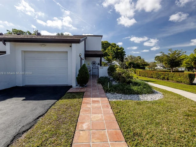 16818 Royal Poinciana Dr, Weston FL 33326