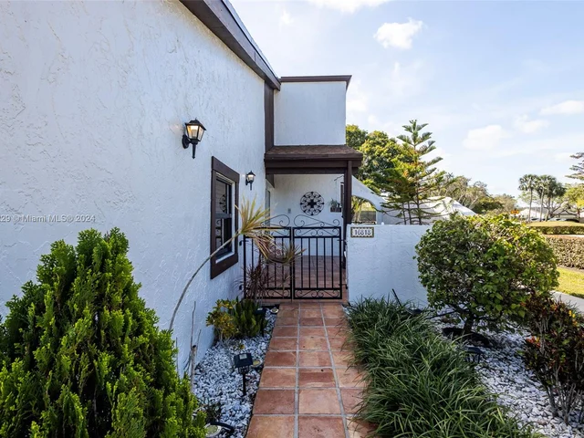 16818 Royal Poinciana Dr, Weston FL 33326