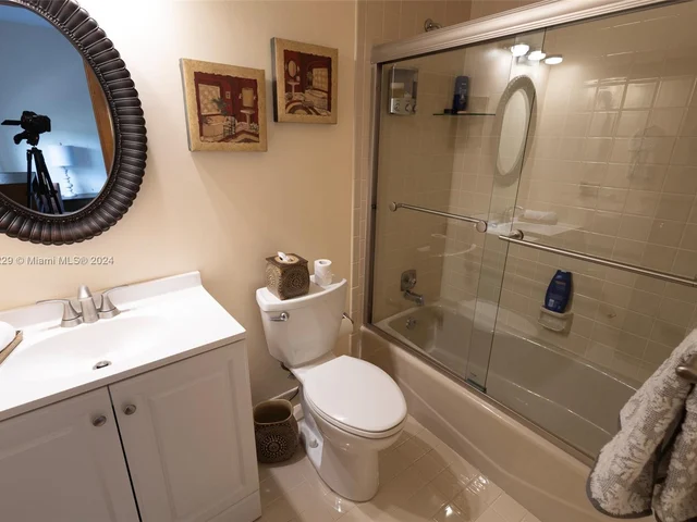 16818 Royal Poinciana Dr, Weston FL 33326