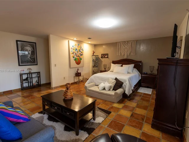 16818 Royal Poinciana Dr, Weston FL 33326