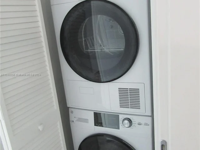 300 S Biscayne Blvd # 2805, Miami FL 33131