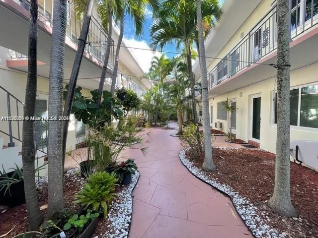 8040 Tatum Waterway Dr # 7, Miami Beach FL 33141