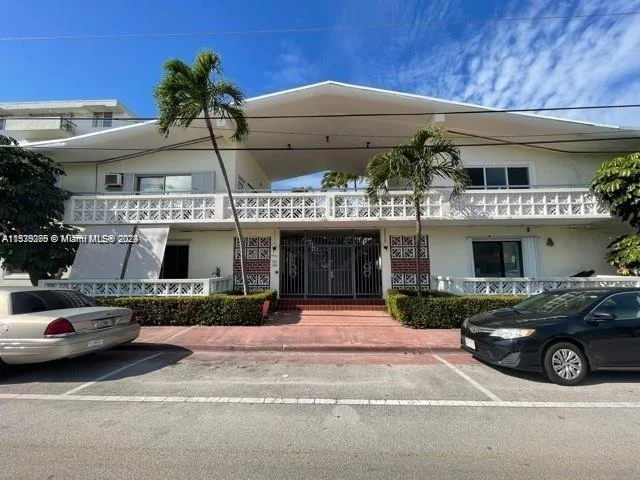 8040 Tatum Waterway Dr # 7, Miami Beach FL 33141