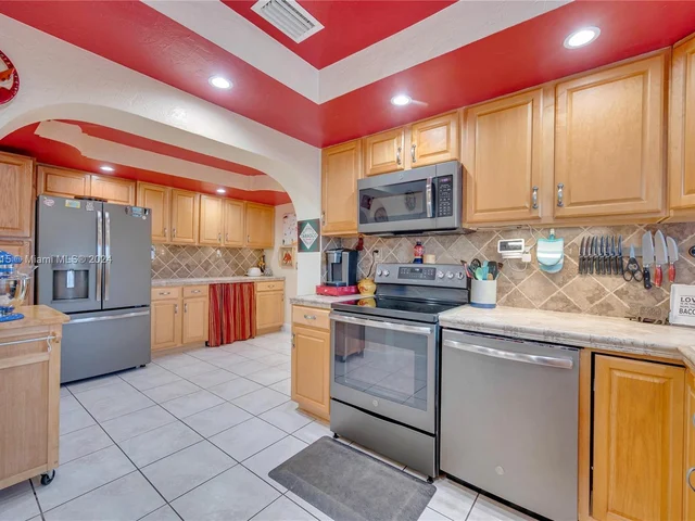 101 NE 51st St, Oakland Park FL 33334